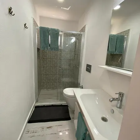 Merkezde Denize 50 Adim B דירה *